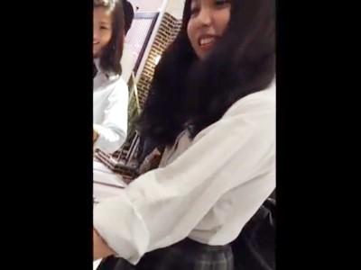 《素人個人流出》可愛い制服女子校生のパンチラ逆さ撮り！友達とお買い物する美少女JKギャルに粘着する痴漢盗撮映像！！