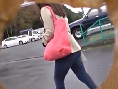 《野外レイプ》美尻デニムの巨乳叔母さんが人気のない山中でストーカー痴漢魔に強姦されマ○コがベチョベチョ！佐々木恋海
