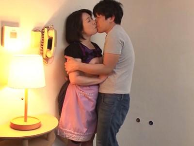 《五十路熟女/人妻NTR》「だ、ダメよ…はあんっ♡」美しすぎる義母が娘婿を魅了！背徳淫行を犯す美魔女おばさん【柏木舞子】