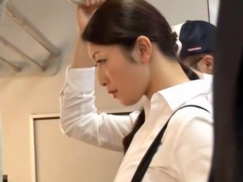 《人妻熟女》電車痴漢！凌辱中出しレイプ！！エロすぎる身体つきの巨乳美人女教師が生徒の前で性被害に遭い強姦される！