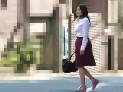 《四十路民家盗撮》40代人妻をストーキング！窓の隙間からエッチなディルドオナニーを隠し撮り！！【素人/熟女/個人撮影】