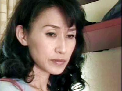 【熟女母親・近親相姦】愛しい息子の肉棒を手コキオナニーで抜く人妻！興奮したチンポの挿入まで許してしまう【片山ゆかり】