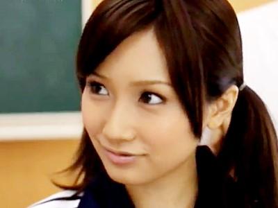 《巨乳JKマネージャー》野球部員の汚いチ〇ポを何本も咥え込むフェラ美少女女子校生の部活青春ストーリー！【小島みなみ】