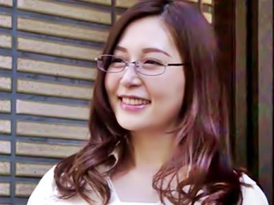 《人妻×NTR》教育熱心ママさんを強引に抱いてモノにする！！夫以外の男に犯され感じてしまう熟女妻・・【佐々木あき】
