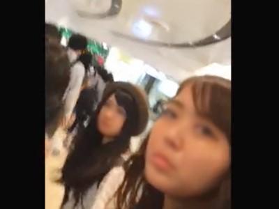 《素人個人撮影》女子大生風のギャルお姉さんパンチラ盗撮！カメラ目線喰らってもしつこく逆さ撮りするストーカー痴漢！