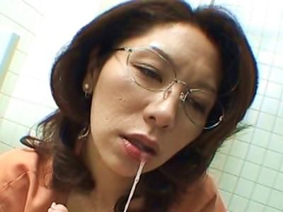 《保険屋の叔母さん》妖艶熟女おばさんの新規契約テクニック！トイレで客のザーメンを搾り取るフェラチオ人妻！