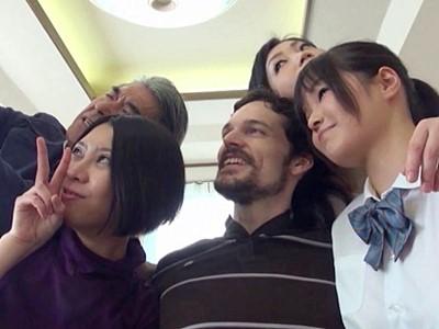 《家庭崩壊》ホームステイで受け入れたデカチン外国人に人妻や女子校生の娘が寝取られ犯されていた盗撮ビデオ