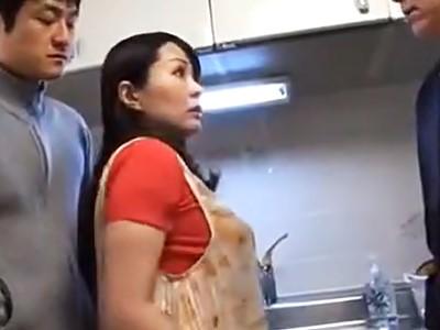 性欲を満たすため酒屋の店員と浮気した人妻お母さん。夫と息子の3P制裁レイプでイカされまくる！！【熟女/近親相姦/白坂ゆり】