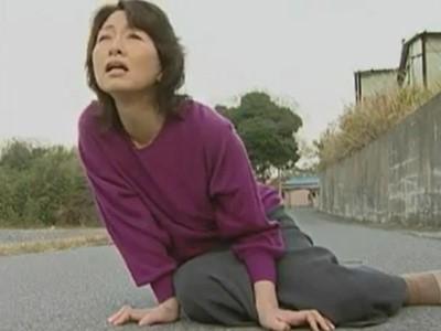 『お願い、抱かせて！！』何度断っても娘をレイプしに来る五十路義母！人生いろいろ。これで最後だからね…【ヘンリー塚本】