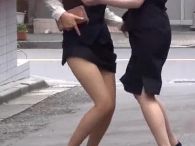 《パンチラ・盗撮》OLを襲撃してスカートめくり！2人とも下着を露出させられ悲鳴をあげる！！【イタズラ/ハプニング】