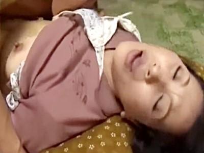 《六十路 人妻熟女》還暦越えの高齢おばさんが若いショタ男チ●ポに中出しされて悶絶！！