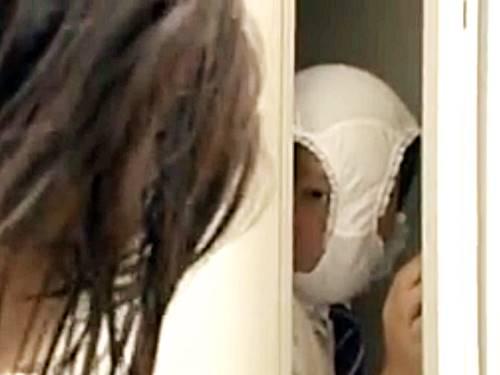 【変態仮面参上！？】女子更衣室のロッカーに侵入した男がイスで角オナニーするスク水美少女JKに見とれてしまい…