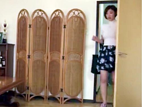 ノーブラで生活する人妻たち！！昼下がりの団地妻たちは敷地内ではブラを着けないから乳首スケスケ！！【熟女/巨乳】