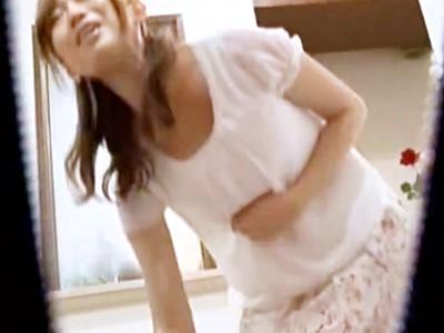 《おばさん隠し撮り》酒に酔って工事業者を出迎えるスレンダー人妻！！性欲に飢えたパンチラで男を喰らう淫乱浮気妻！！