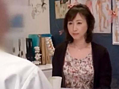 《潮吹き熟女》清純派の人妻おばさん！悪徳施術師の痴漢マッサージでおしっこ大量噴射！発情オマ●コ中出しSEXを隠し撮り！！