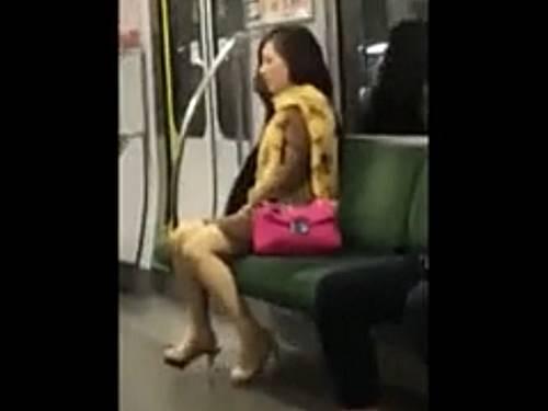 ※閲覧注意※【オナニー盗撮映像…？】一般人もいる電車内でガクンガクン痙攣しながら喘いでいる痴女