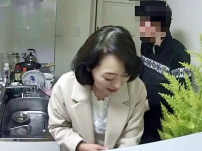 ■五十路・おばさんレンタル■ウワサの美熟女出張サービス利用したら…貧乳が美しい人妻と中出しSEXできた♡【素人盗撮】