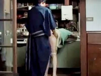 『ちゃんと仕事せんか…』義父に乳首を捻られ台所で犯される熟女人妻！ひとつ屋根の下で行われる異常な交尾【ながえスタイル】
