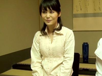 旅行中の４４歳熟女ママさん！１８歳の娘と母娘水入らずで就寝中に夜這いをかけて声を押し殺しながらのSEX！【美乳】