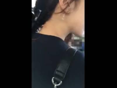 【電車内痴漢盗撮】可愛らしい女の子を狙った性犯罪の記録映像。無抵抗なJKのスカートに手を差し込む非道行為