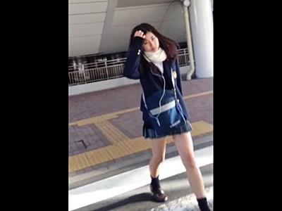 《素人JK×パンチラ盗撮》街行く制服女子校生美少女をスカートめくり撮影！ラストにバレて猛ダッシュ逃走する痴漢魔ww