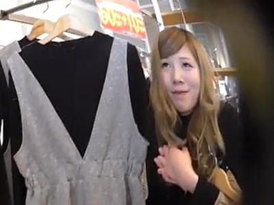 《素人個人撮影》金髪ギャルのアパレルショップ店員と仲良く会話しながらパンティ逆さ撮り、しゃがみパンチラ盗撮する痴漢男！