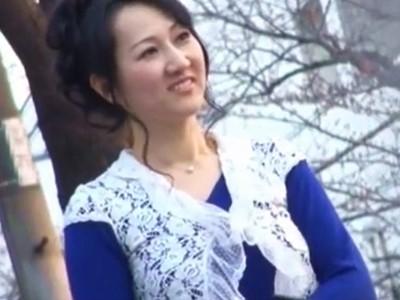 ■素人熟女ナンパ『話聞いてもいいわよ♥♥』子持ち人妻パンティ拝見♡卑猥下着の奥様が発情！チ●ポしゃぶる年増おばさん！