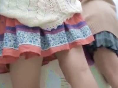 ※個人流出【ゲーセン盗撮】プリクラで遊ぶ素人JKの生パンティを次々にパンチラ逆さ撮りしてゆく痴漢