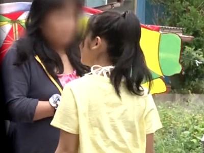《マジックミラー号》親子連れで日焼け跡の残る貧乳ちっぱいロリ美少女を性感マッサージでお漏らし失禁させ強引にハメまくる！