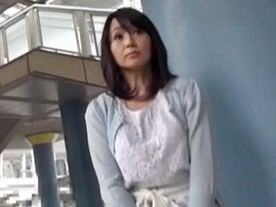 童顔で可愛らしい五十路人妻と温泉不倫旅行！色白巨乳で卑猥なおっぱいオバサンと野外風呂で浮気セックス【安野由美】