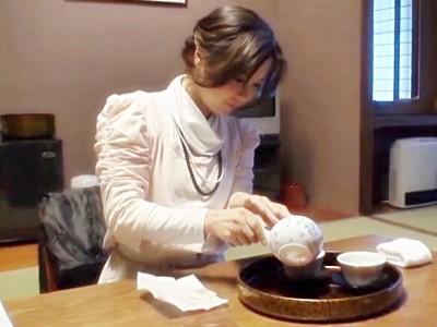 《人妻×不倫旅行》笑顔がチャーミングな幼顔の奥様♡夫の出張中に旅館の野外温泉でヌッポヌポハメる淫乱NTRセックス！