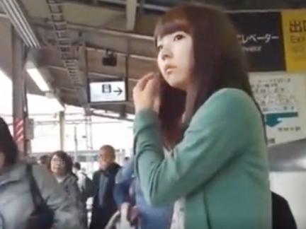 【痴漢盗撮】素人のJD風美少女やOL風お姉さんに粘着して2日間パンティ逆さ撮り！駅やコンビニで背後から下着を狙う！