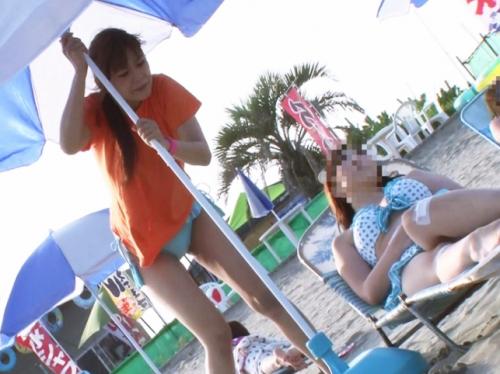 【レイプ×中出し】海の家で働くビキニ水着ギャルが２人組の痴漢に力づくで犯され膣内射精で凌辱される