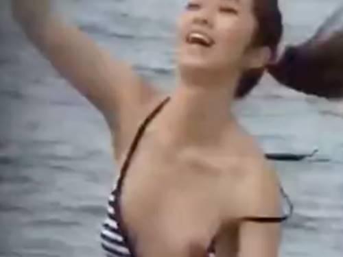 【素人盗撮】ビーチで楽しく遊ぶ水着ギャルたちの巨乳や微乳おっぱいと乳首ポロリな卑猥ハプニング映像集！！