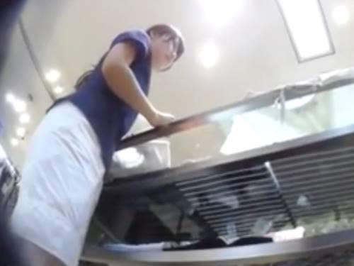 【パンチラ盗撮】すごく親身になって対応してくれる可愛い店員さんのパンティを逆さ撮りしまくる鬼畜痴漢！！＜素人ギャル＞