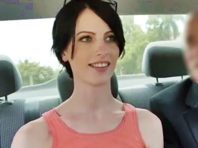 ※外国人 美しすぎる白人お姉さん！！高級車の中で美巨乳なおっぱいをポロリして隣のスケベジジイにモミチュパされるwww