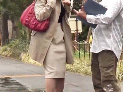 《熟女ナンパ》淑女の色気ムンムンな美人妻！白金で暮らす結婚１７年目のピンク下着おばさんがカーセックスに応じ中出し不倫♡