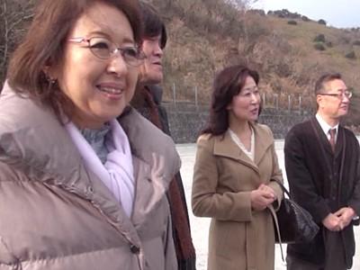 【熟女・凌辱昭和ドラマ】還暦おばさん強姦レイプ事件！担任教師と土建屋に膣肉を貫かれ号泣する侮辱的な強制セックス！！