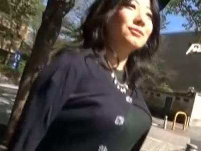 《素人・四十路》年増なのにハリのある巨乳人妻とホテル直行！欲求不満な寝取られ美魔女がハメ撮りで潮吹きお漏らしっ！