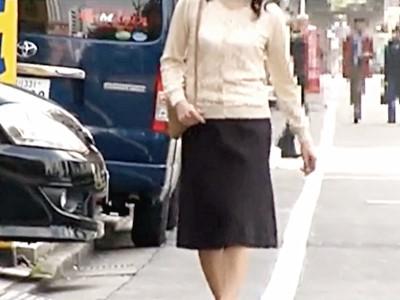 《五十路》久しぶりに電車に乗った人妻が痴漢に襲われメス覚醒…！性処理に使われた屈辱が快感に変わりレイプを求める淫乱熟女！
