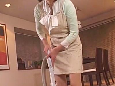 《人妻不倫》叔父のチ●ポを音を立ててしゃぶる熟女母！息子のみている前で、ふしだらに乱れ狂う巨乳おばさん【関口梨乃】