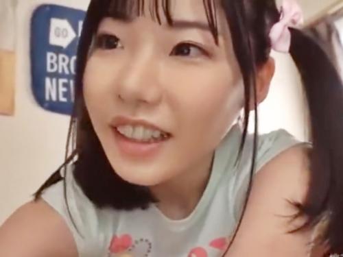 天海こころ（深田えいみ）義理の激カワなロリ妹が勉強中にパンチラやお尻を見せまくってきて誘惑してくる