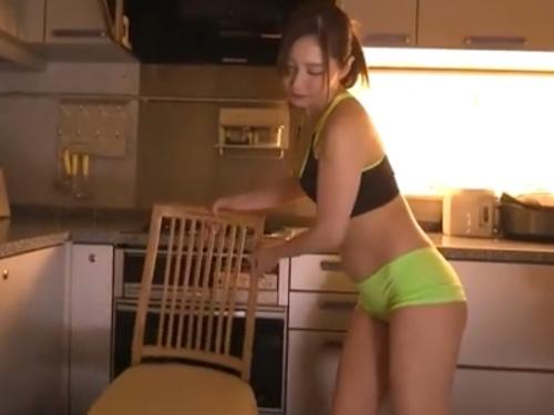 【佐々木あき】ドSな美人奥さんが椅子に座って足コキで射精させてくる