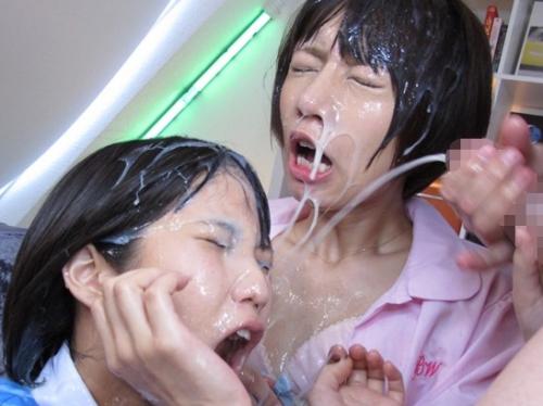 【 湊莉久 乙葉ななせ】ものすごい量のザーメンを出すド変態デカ金玉男に3Pでぶっかけられ精液まみれの淫乱美少女たち！！