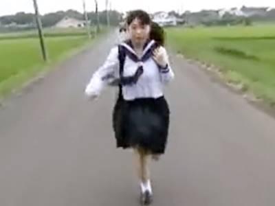 【ヘンリー塚本】＜犯されに行く女子校生＞学校が終わって走る制服JK。急ぐ先に待つのは、中年オヤジのデカチン。。。