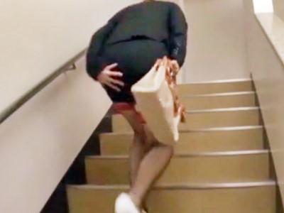 《種付け人妻レイプ・中出し》お漏らし寸前の美脚熟女を輪姦レイプ！トイレでショタガキ集団に膣内射精で犯される巨乳おばさん！