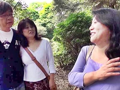 四十路五十路の熟女ナンパ！『積極的ねえ♥』北海道の観光名所で人妻スワッピング！熟年夫婦と即ズボ乱交SEX！！
