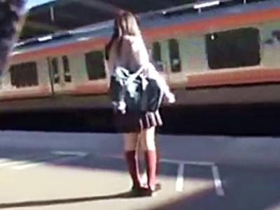 ※閲覧注意【個人流出】恐怖で声も出せないガチ素人のロリJKに電車内で鬼畜な性的イタズラ痴漢