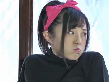 プンプン顔が可愛いすぎる美少女のロリま〇こを手マンしながらベロチュー！騎乗位やバックでハメる！！【AV女優・鈴原エミリ】
