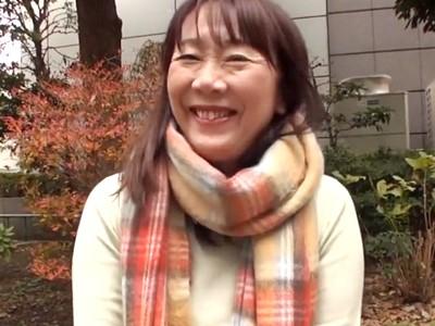 《素人/熟女》『59歳です』還暦目前の五十路人妻！パート先の年下男子を喰うほどの性欲絶倫おばさんが中出しハメ撮り！